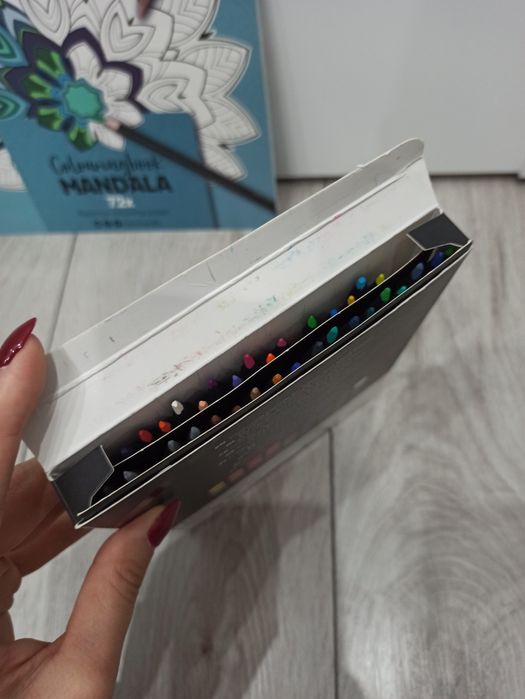 Kolorowanki antystresowe mandala z kredkami