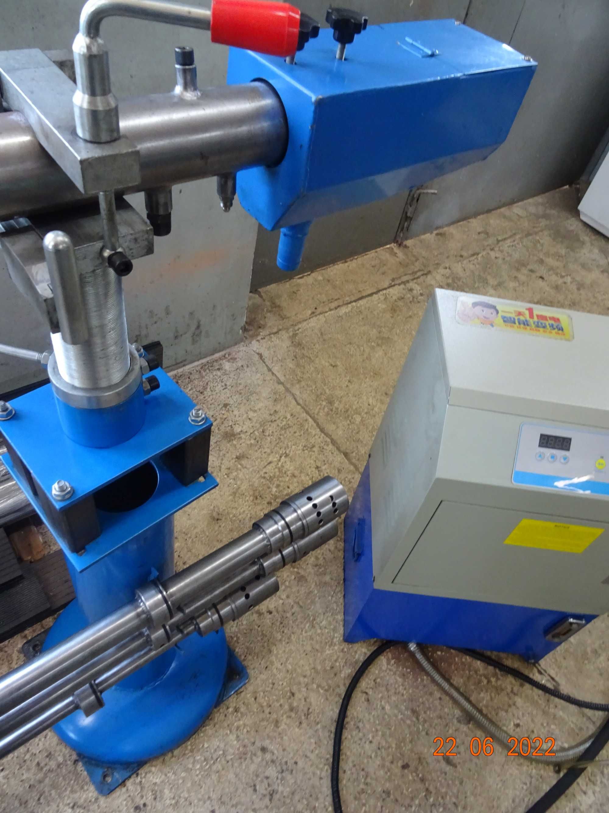 Podajnik do tokarki CNC
