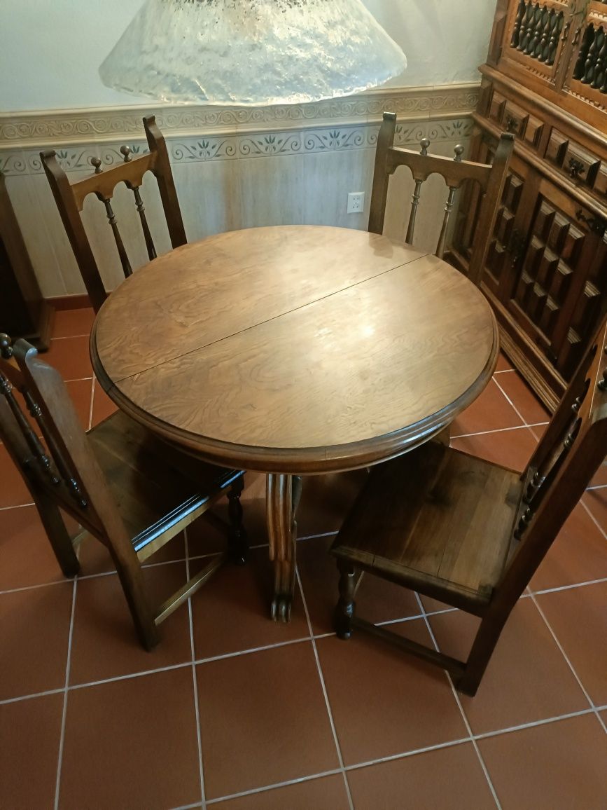 Mesa estilo Século XVII com 4 cadeiras