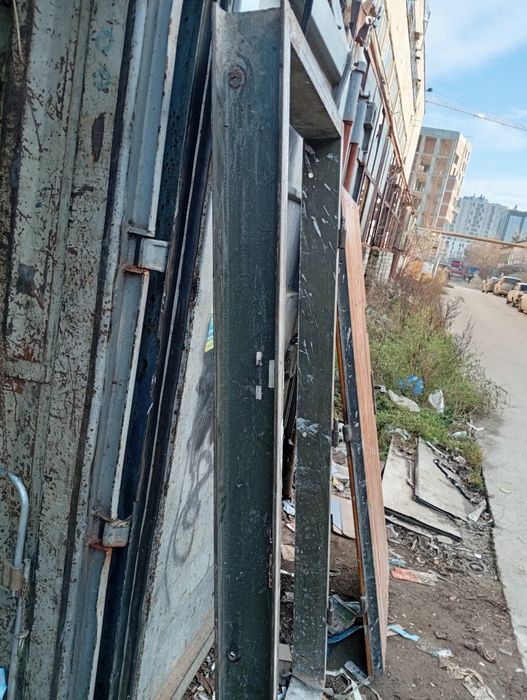 Вхідні двері металеві