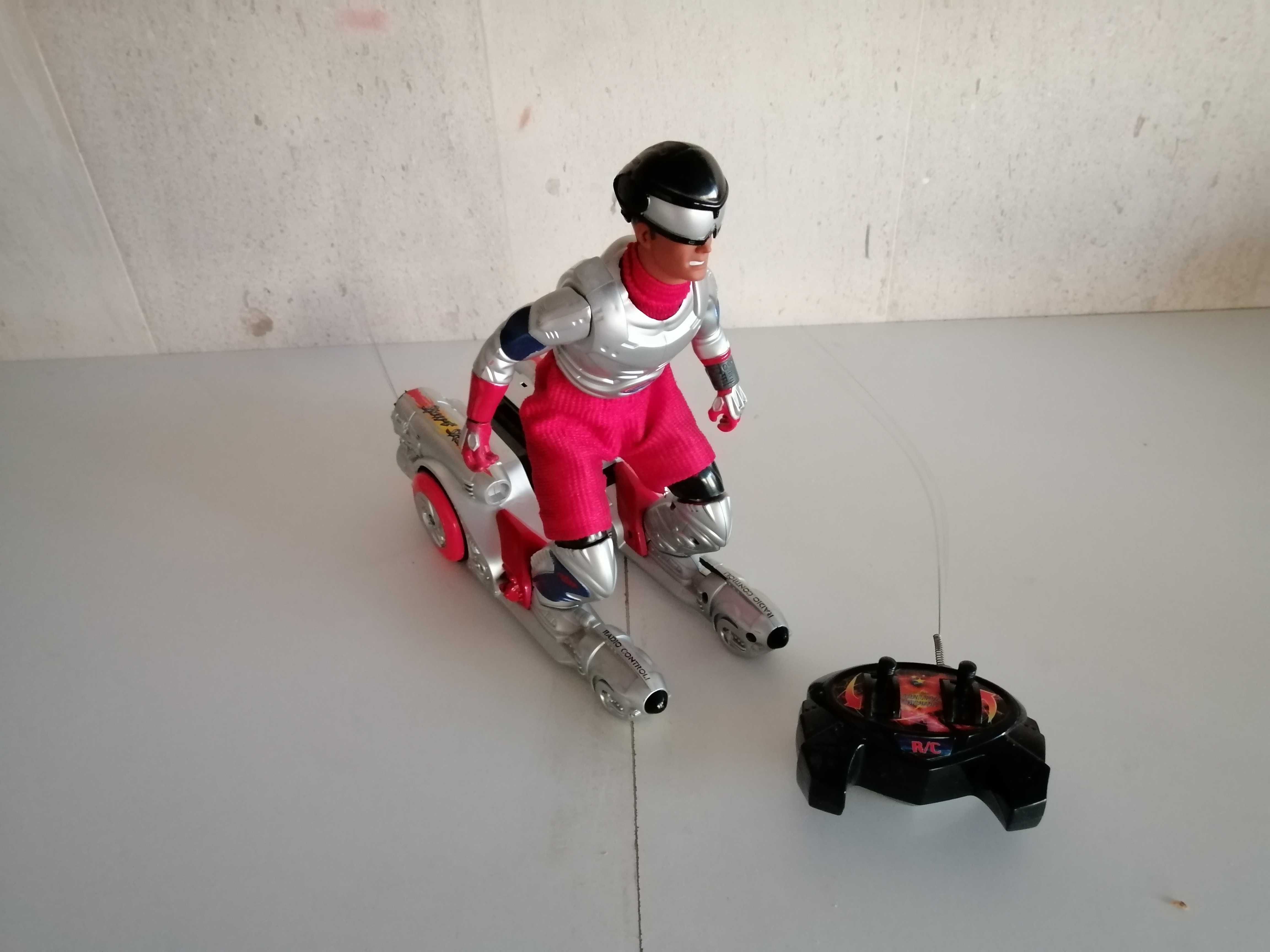 Brinquedo esquiador com comando