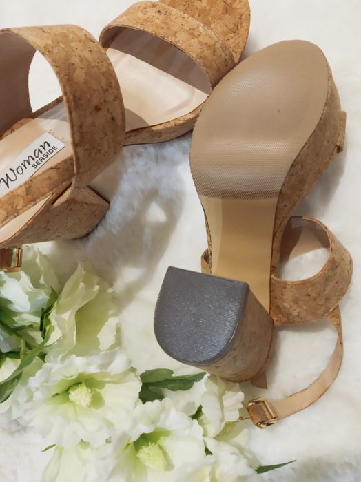 Sapato salto alto de cortiça