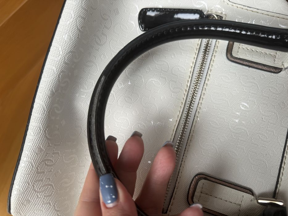 Torebka lakierowana Guess