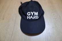Czapka dżokejka z haftem ,,gym hard" Sinsay