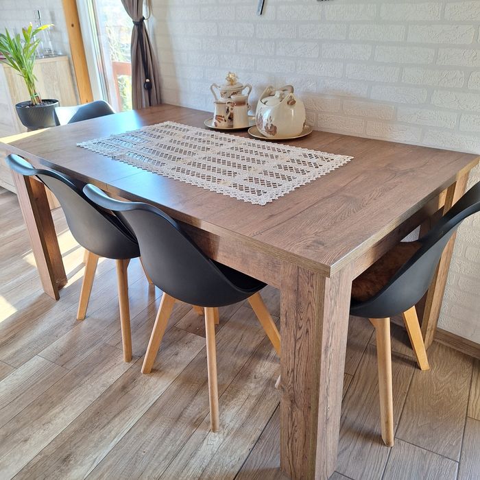 Nowoczesny, rozkładany, duży stół.