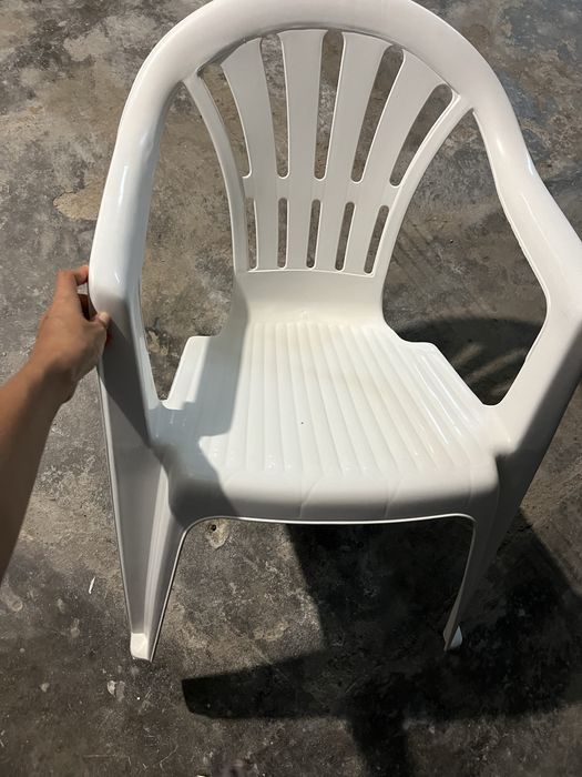 4 cadeiras brancas varanda