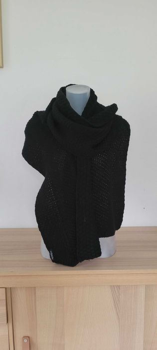 Czarny długi włóczkowy szal dziergany cieply akryl Antargo