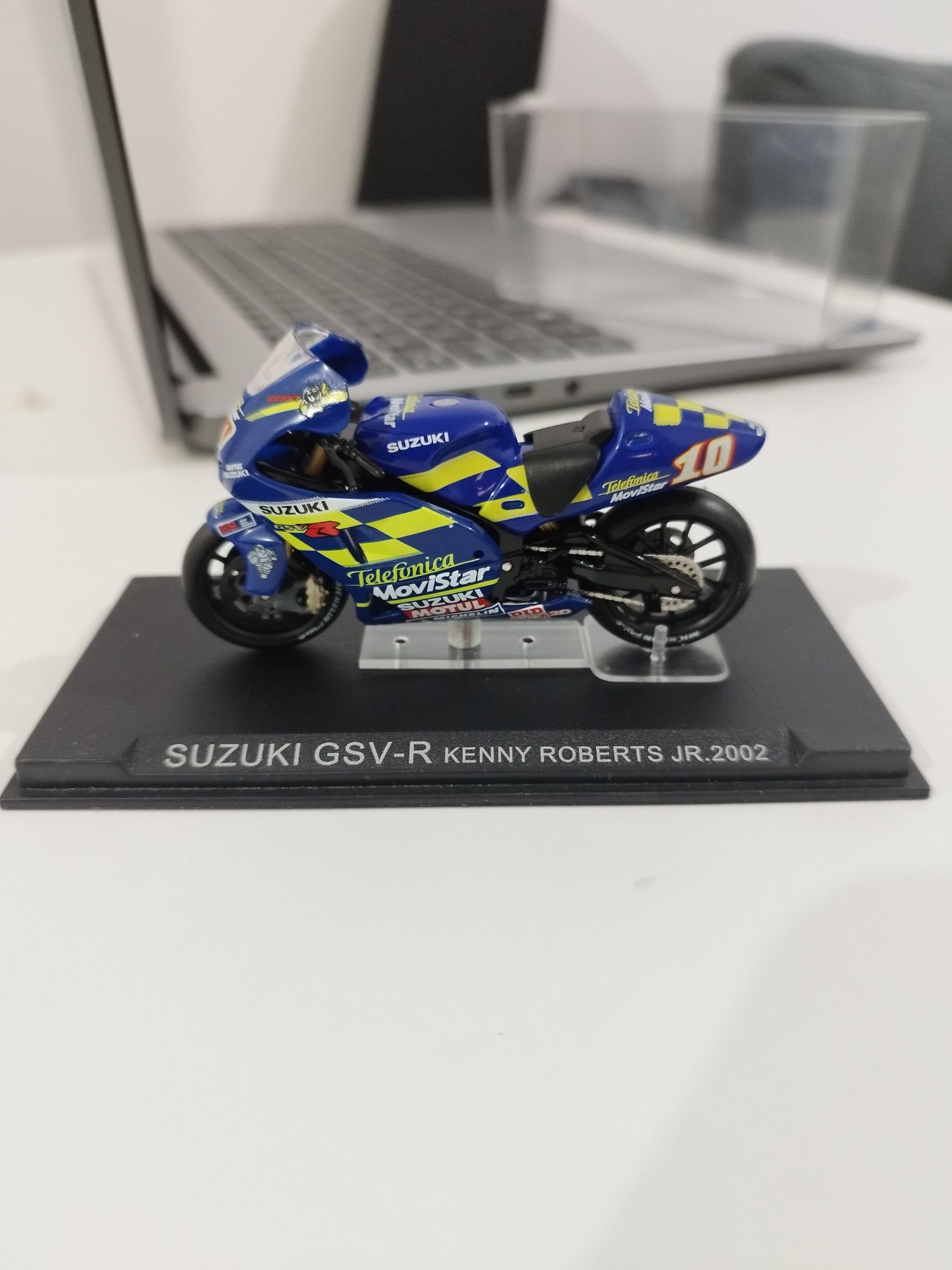 Réplica MOTO Suzuki -R Kenny Roberts JR. 2002