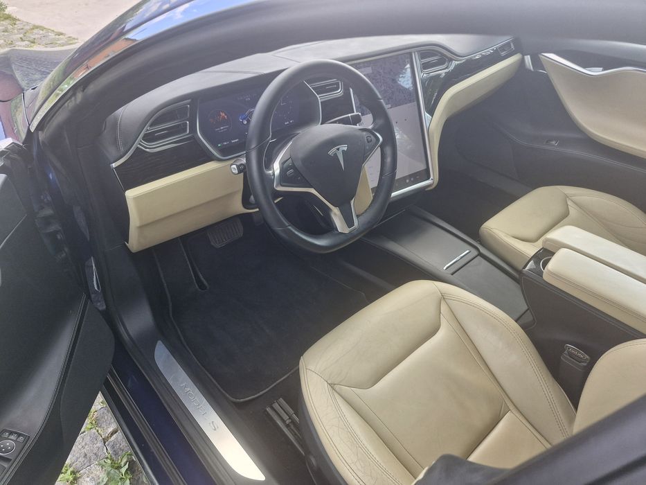 Автомобіль тесла