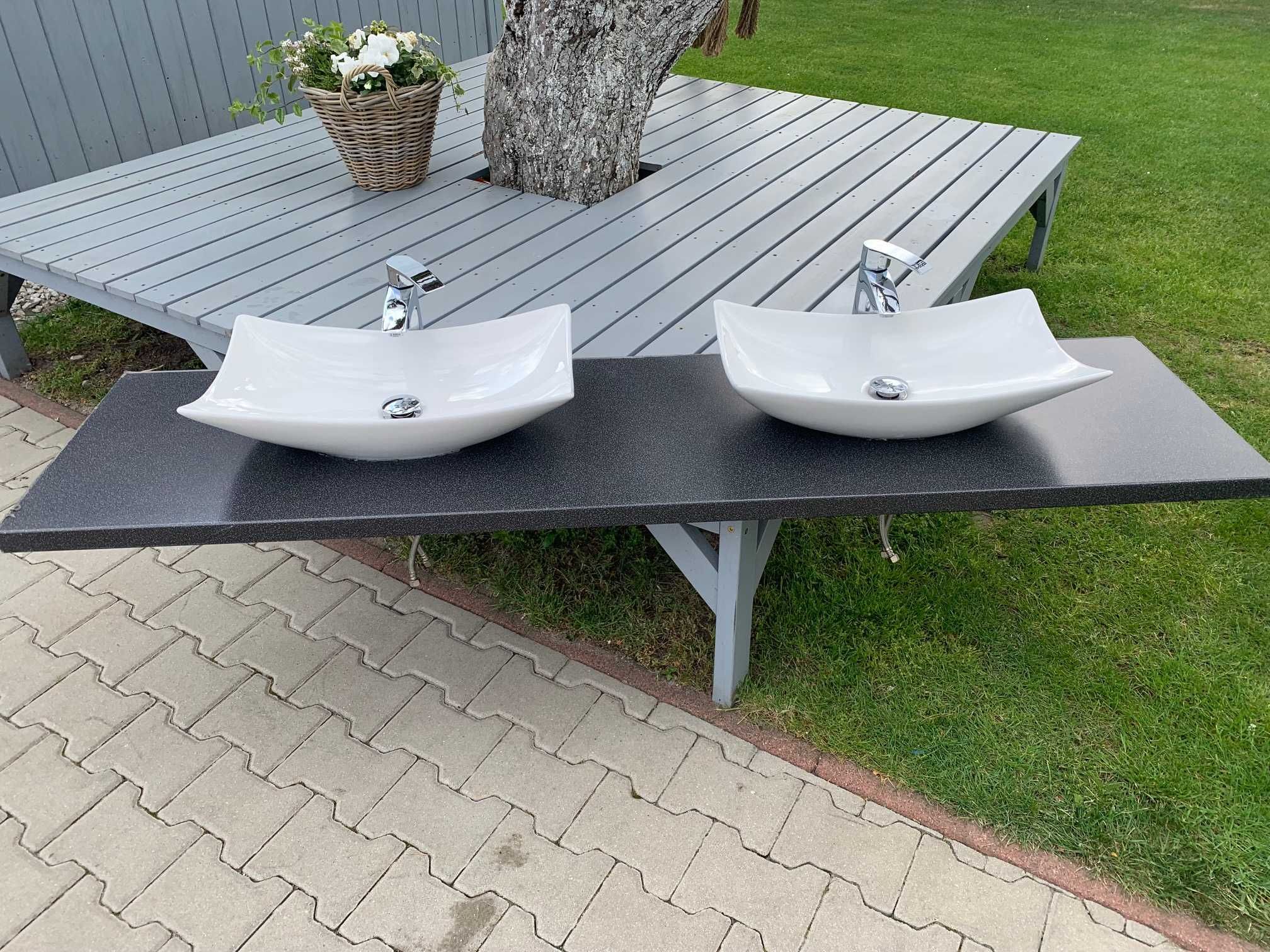 Dwie umywalki nablatowe Bathco wraz z bateriami Omnires Murray