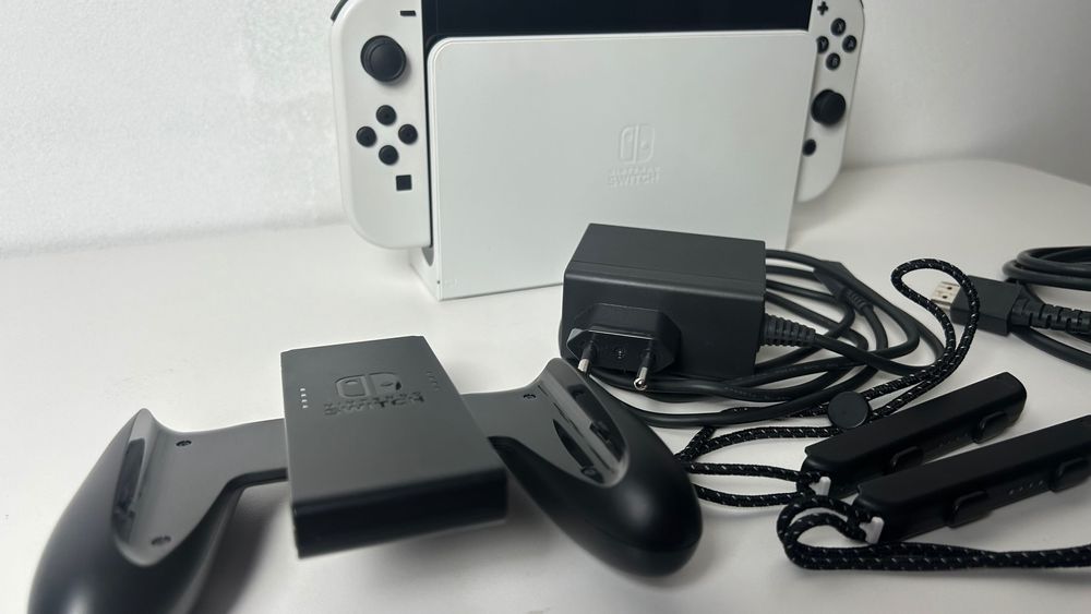 Nintendo Switch OLED Branco + 3 Jogos + Acessórios (Como Novo)