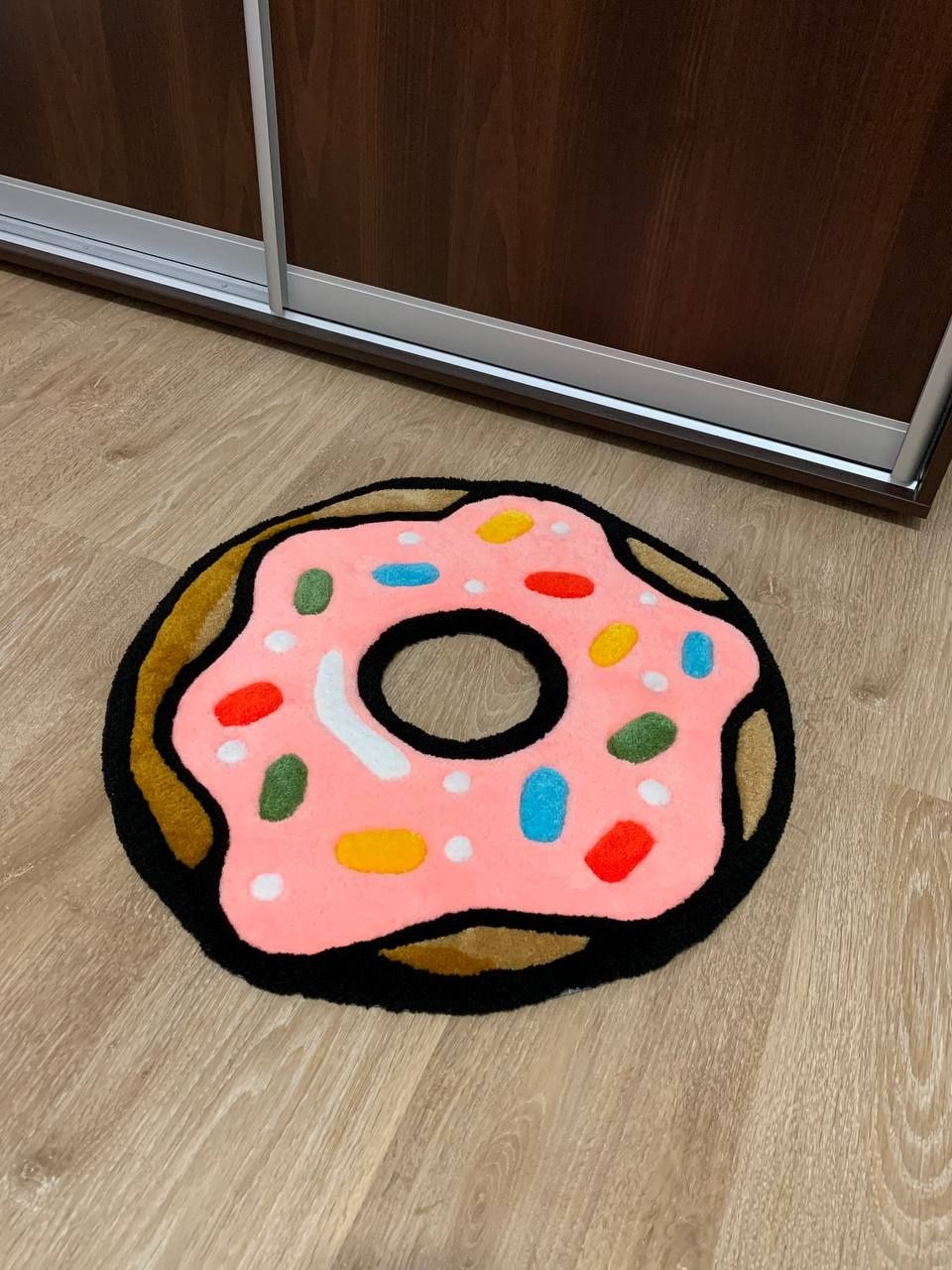 Тафтинговий килим ручної роботи Яскравий Пончик