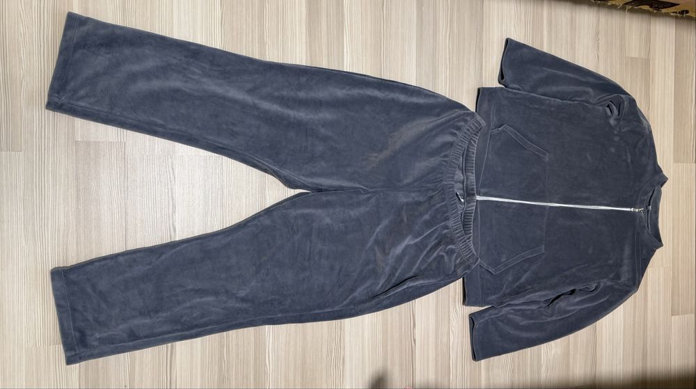 Жіночий костюм велюровий