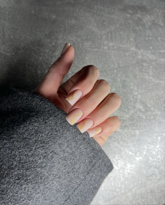 Нарощення модель 700 манікюр-педикюр,апаратна чистка стопи