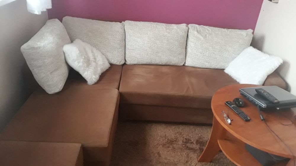 Narożnik z funkcją spania oraz pufa