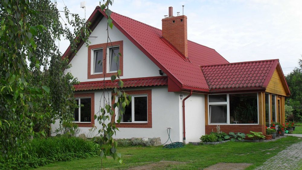 Dom - duży,wygodny,otoczony zielenią