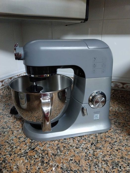 Batedeira de cozinha, com varios acessórios, copo misturador em vidro,