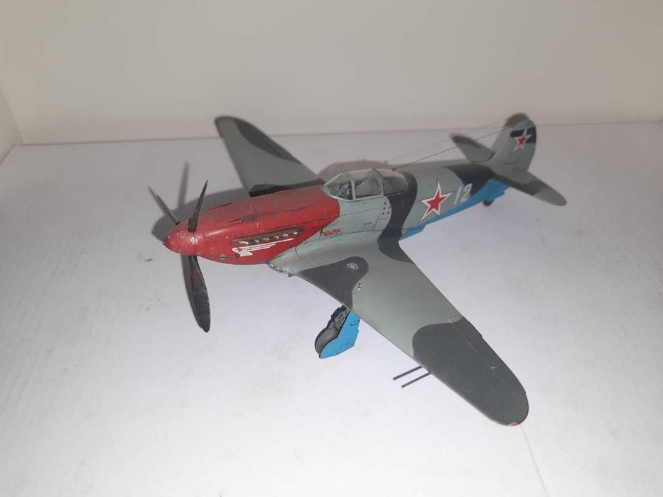 Продам модель самолета Як-3 1\48 Звезда