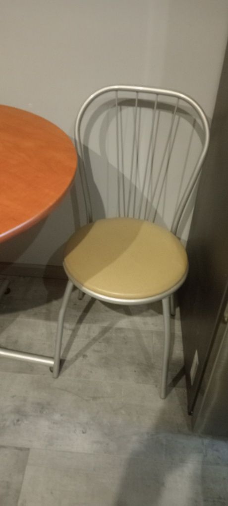 Dwa  krzesła okrągłe