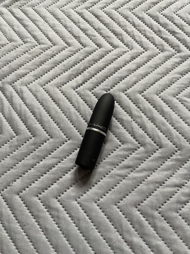 MAC Cosmetics matowa pudrowa pomadka do ust odcień 922 Werk Werk Werk