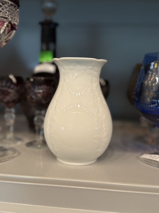 Wazon porcelanowy AK Kaiser biały z wzorem relify dekoracja 871