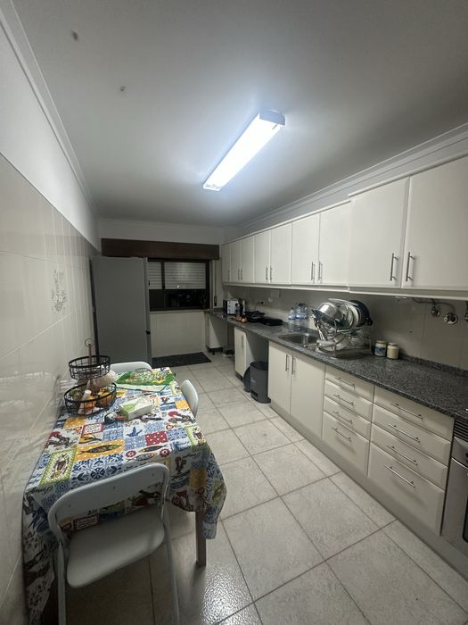 Quarto espaçoso em Massamá, perto da estação