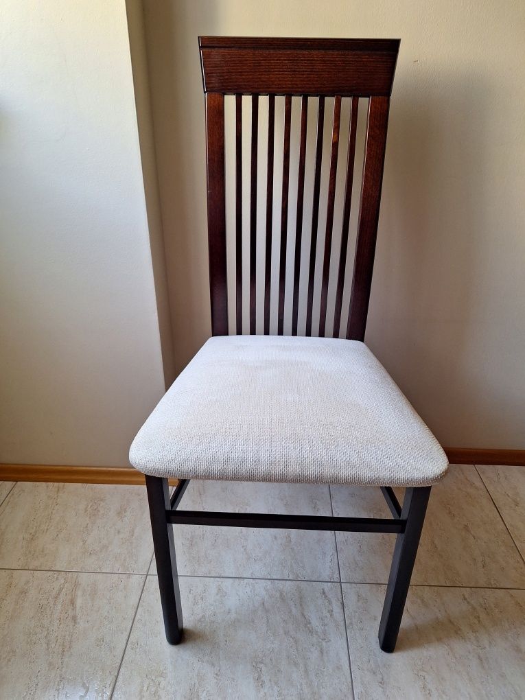 Drewniane krzesło w kolorze wenge z jasnobeżowym siedziskiem