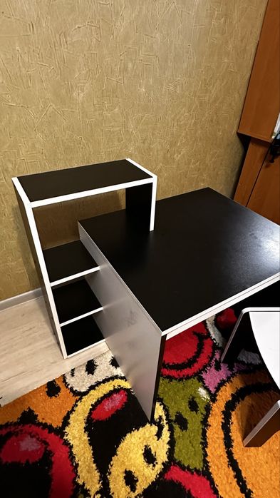 Стіл-парта зі стільцем та полицею