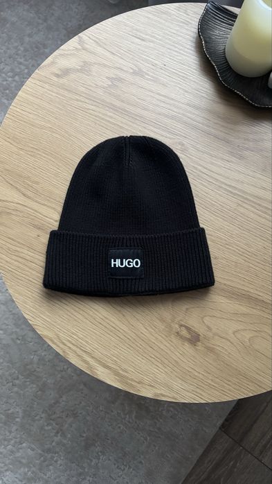 Продам чорну жіночу шапку