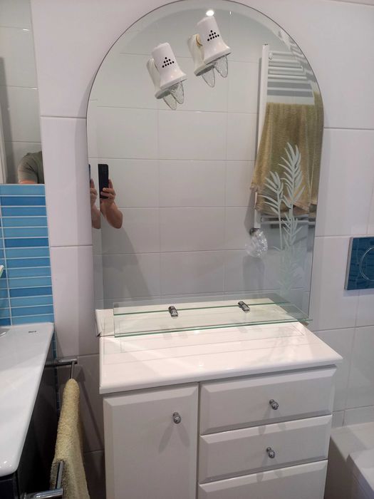 Movel de casa de banho vendo  com espelho incluído em boas condições.