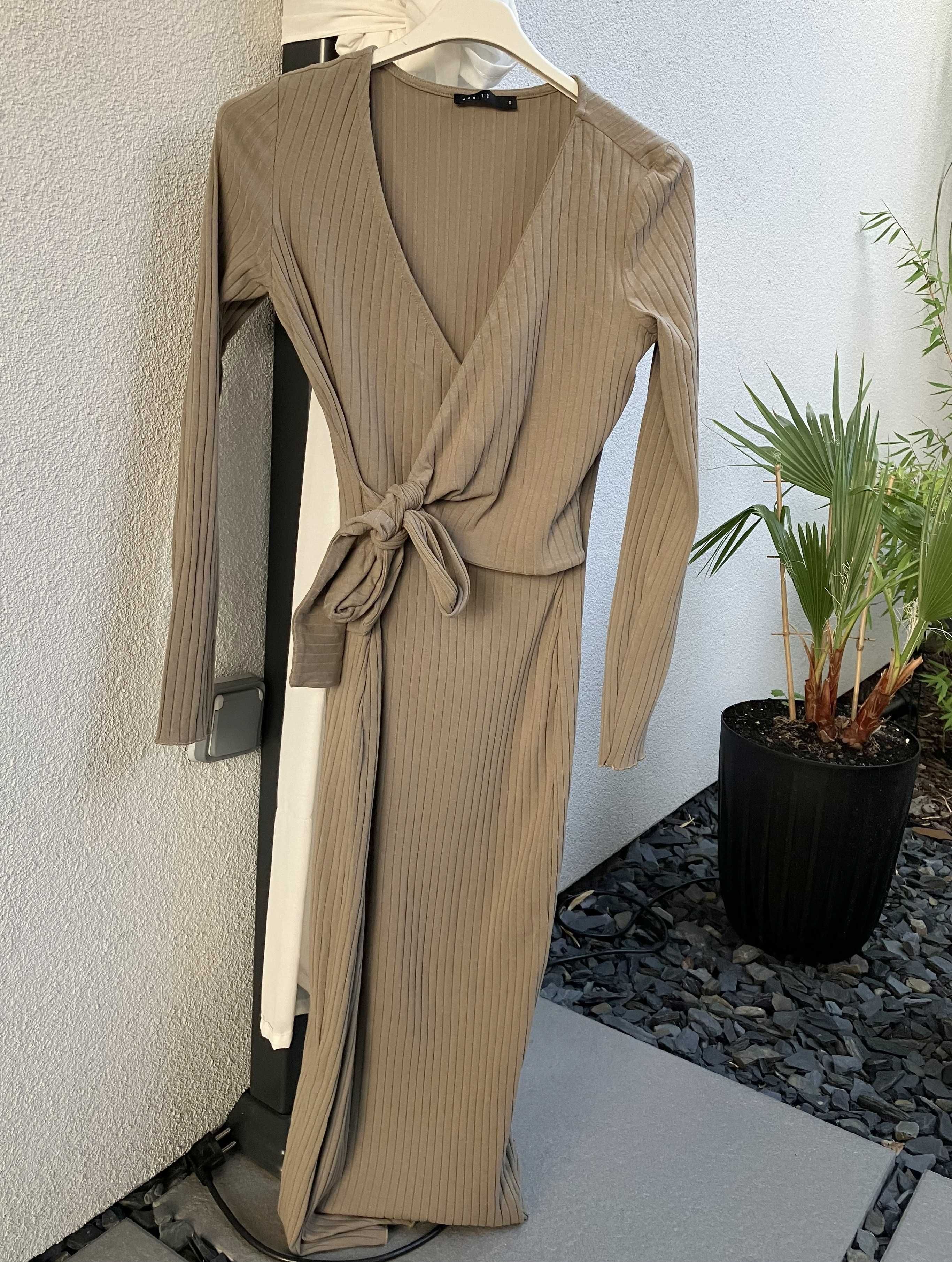 Prążkowana sukienka midi Mohito khaki kopertowa wiązana w talii