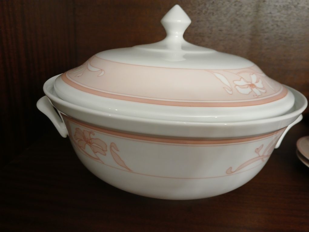 Serviço de jantar em porcelana .