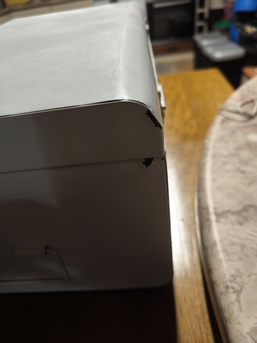 Caixa metálica branca com fechos.
Caixa metálica de cor branca, ideal