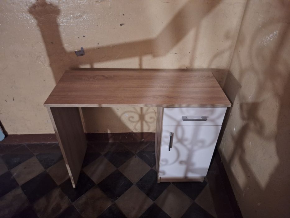 Biurko z szafeczką