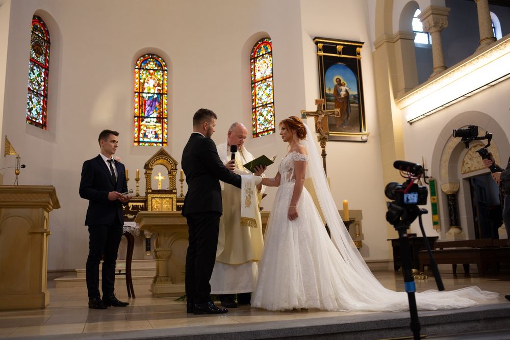 Zjawiskowa suknia ślubna z trenem gorsetowa