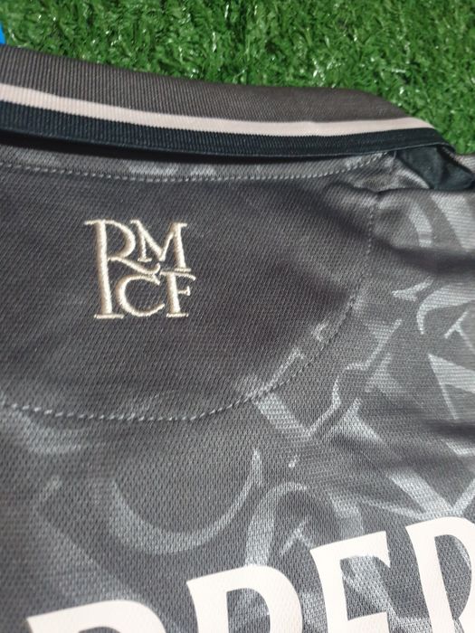 Camisola de Álvaro Carreras inspirada na do real madrid