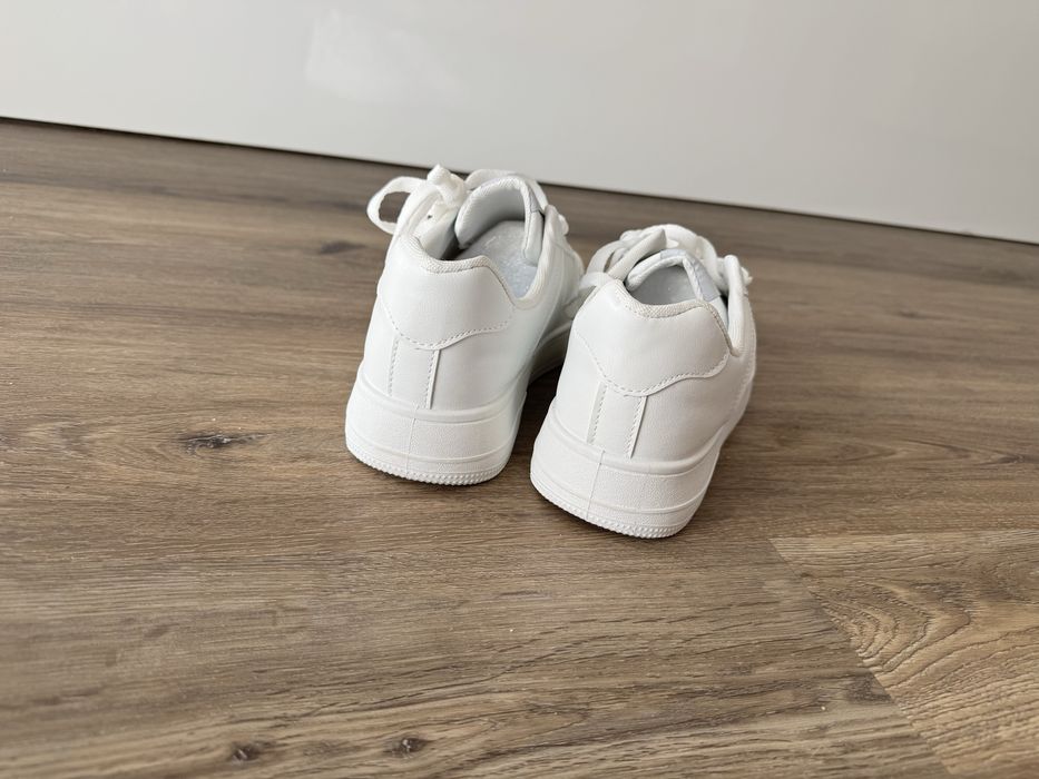 Tenis brancos simples