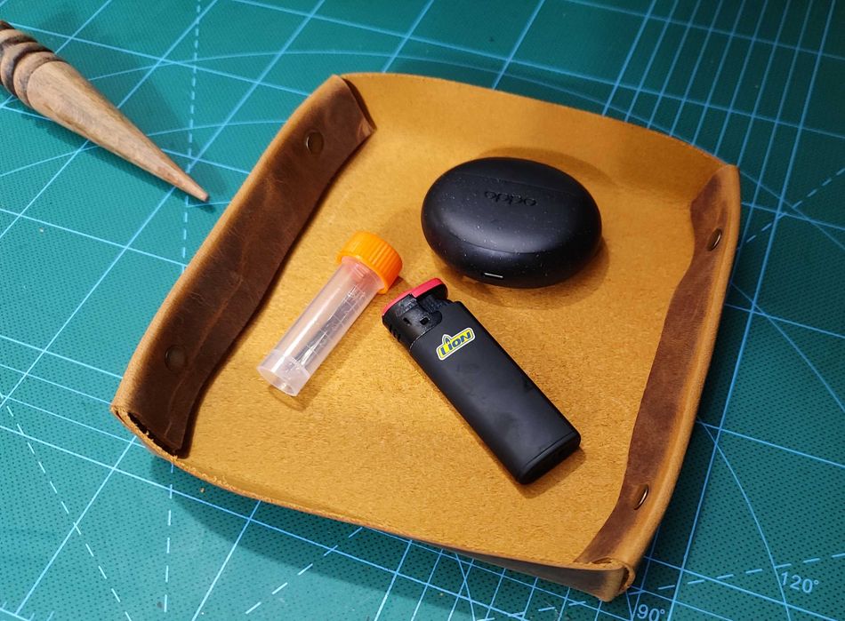 Кожаный поднос для мелочи,органайзер, тарелка лоток из кожи.На подарок