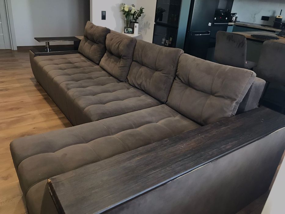 ПРОДАМО ДИВАН.Розкладний диван 

Довжина - 3 метри 15 см. Ширина – 100