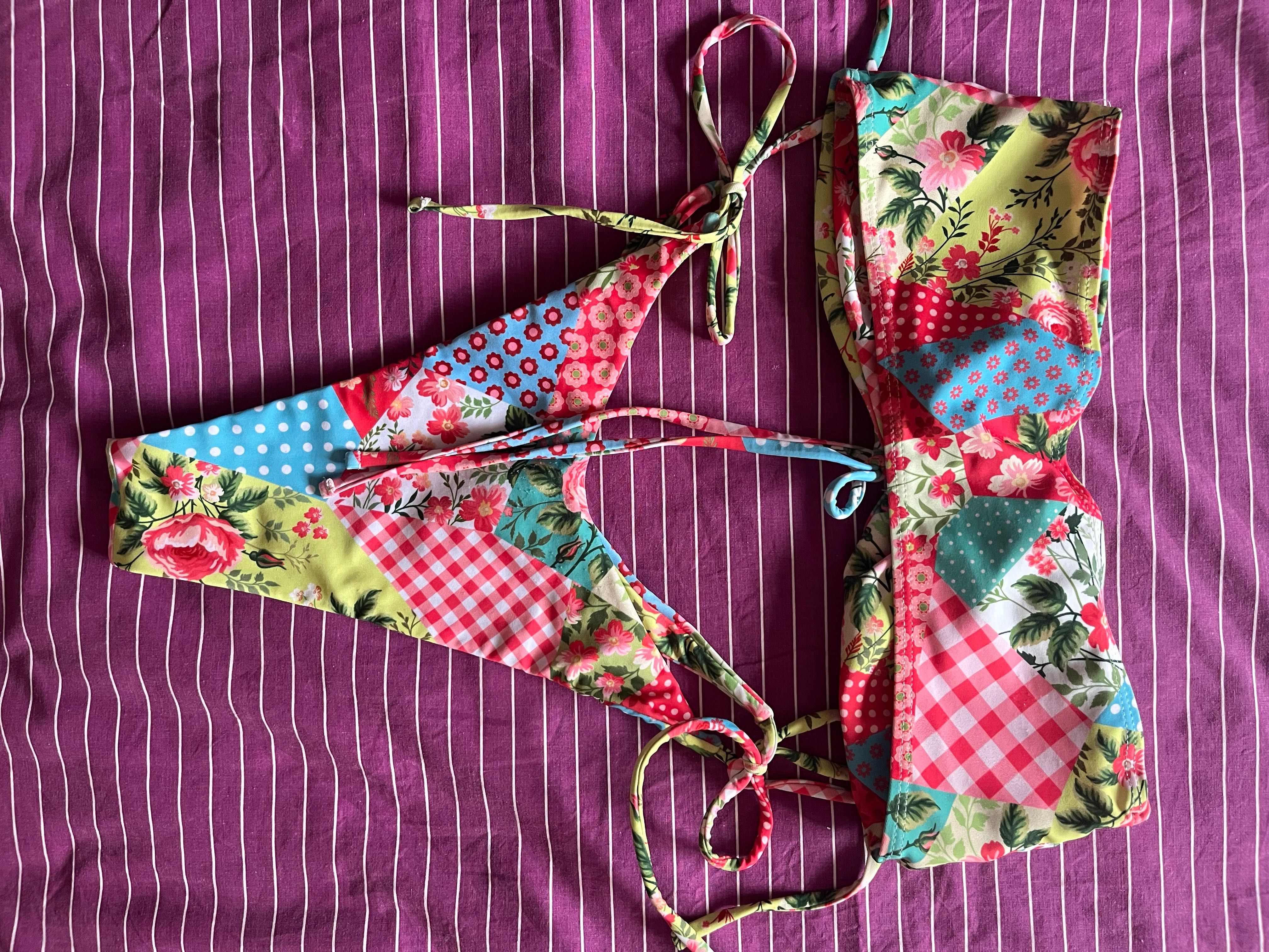 Bikini colorido como novo