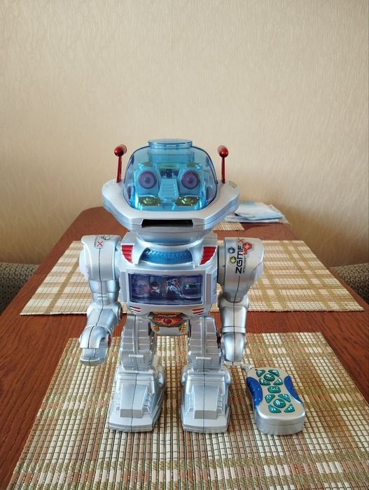 Робот на пульте управления