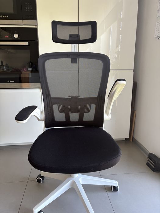 Fotel biurowy czarny material/ biale dodatki