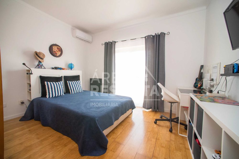 Quinta do Conde - Moradia Geminada T2+1 c/ Garagem em Excelente Estado