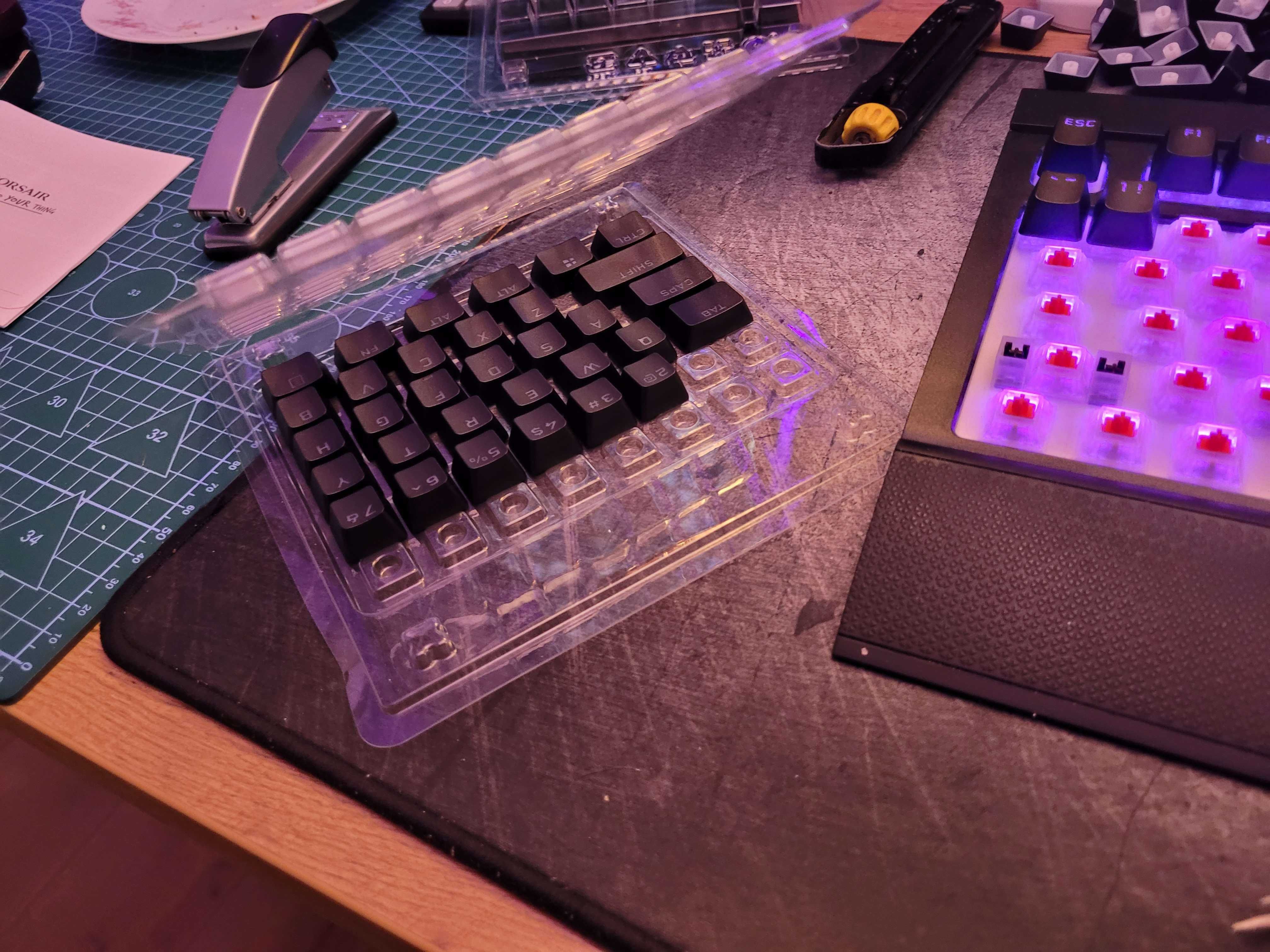 Corsair K68 RGB - oryginalne Keycapy - na szt.
