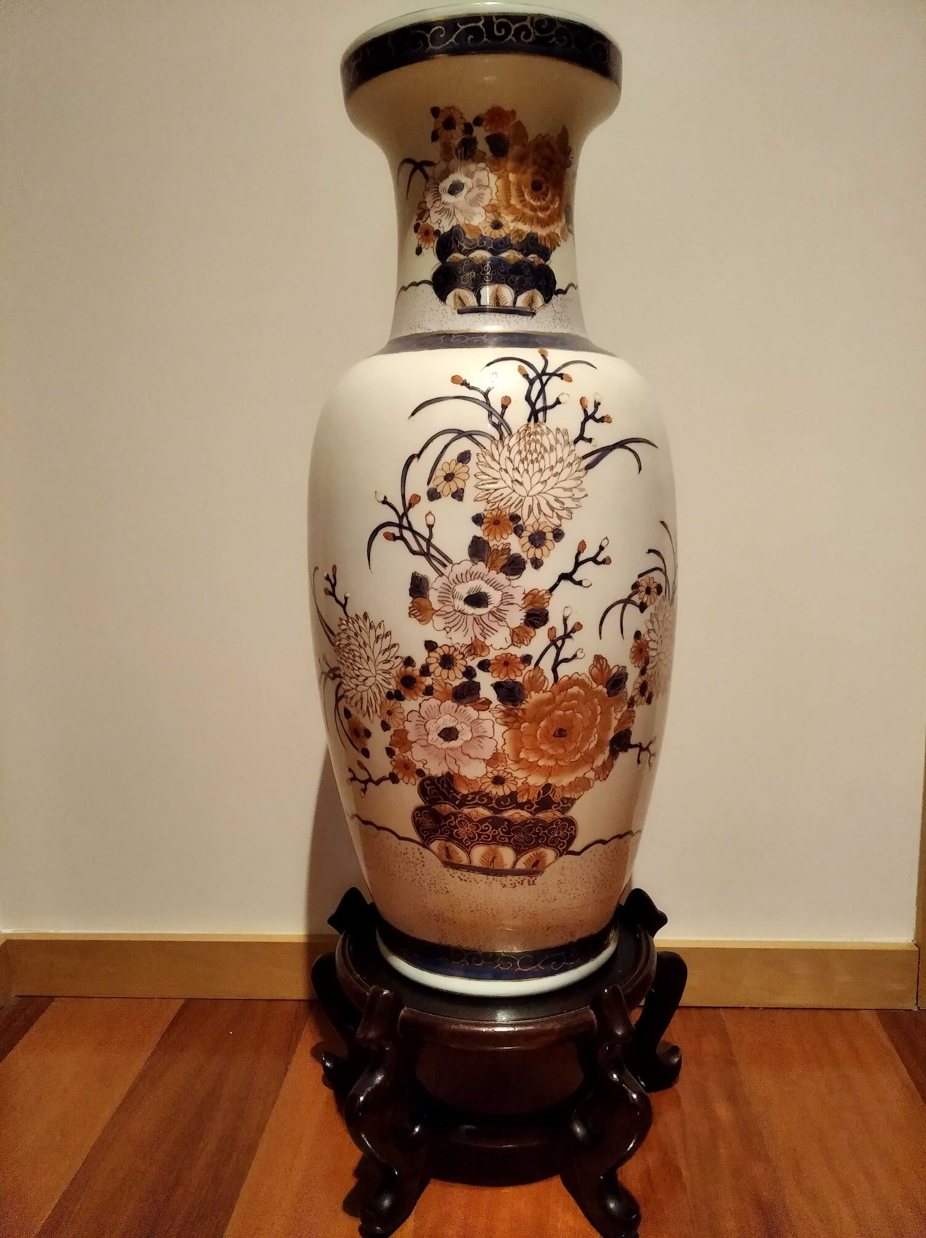 Jarrão de porcelana oriental com base em madeira