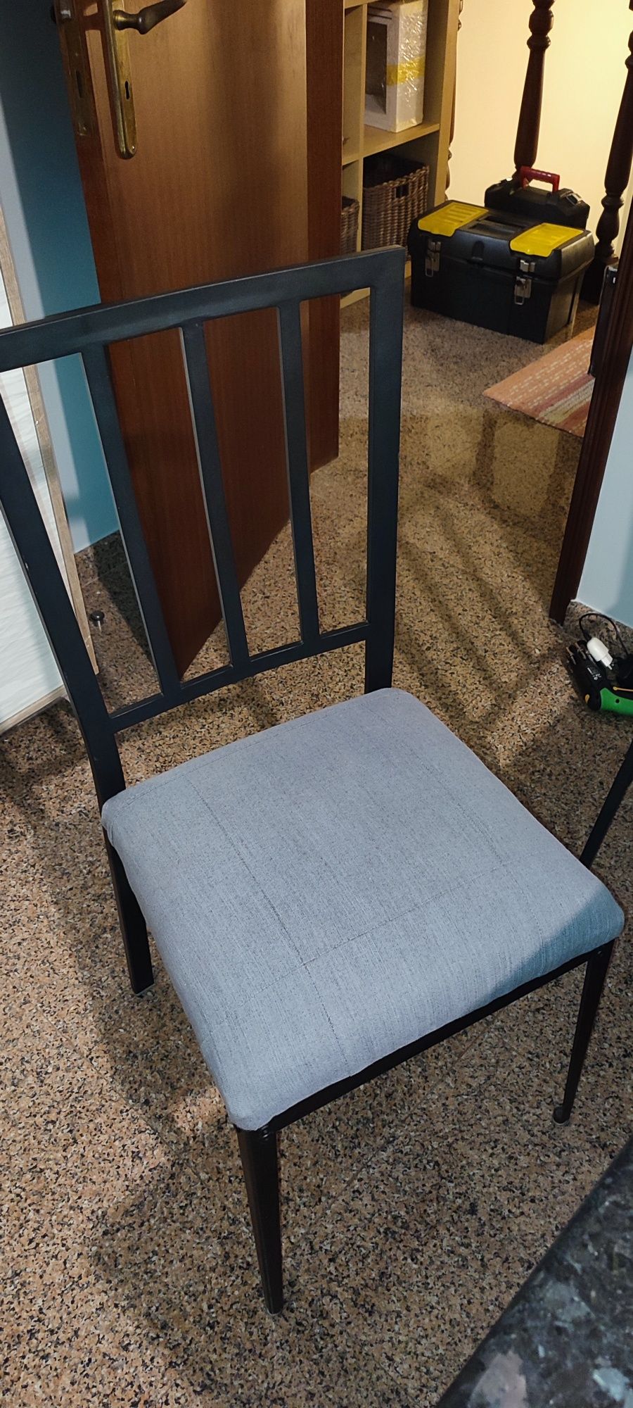 Mesa com tampo em pedra e cadeiras