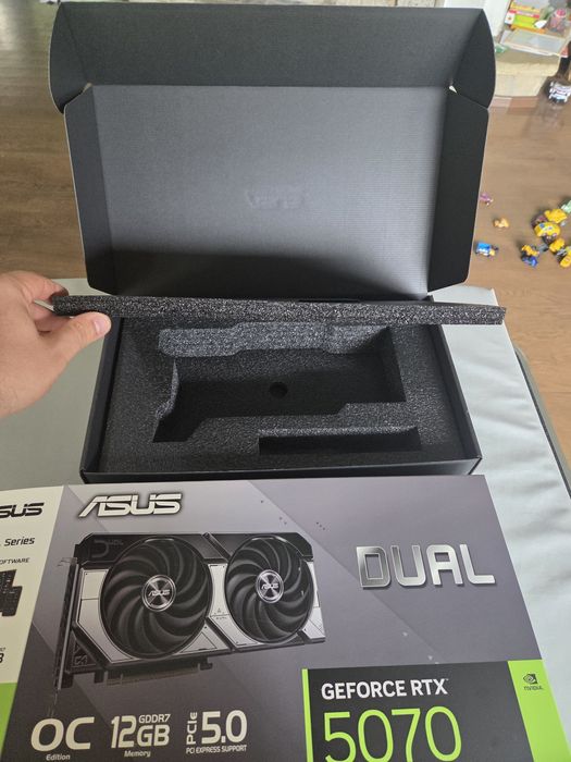 Sprzedam pudełko od karty graficznej  Asus Geforce RTX 5070 12GB