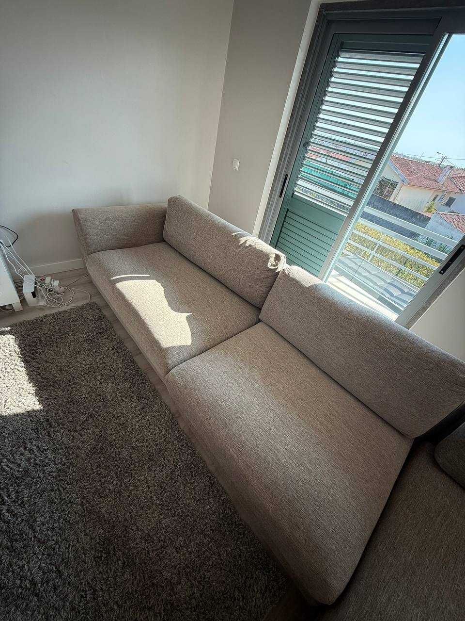 Sofá com duas poltronas na sala de estar