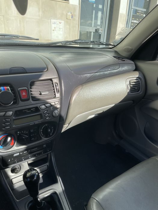 Nissan Almera 1.5 Gasolina de 2001 em bom estado para a idade