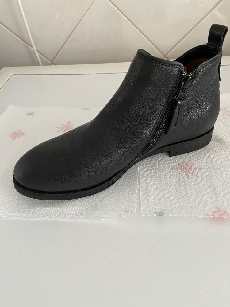 Botins em pele em preto